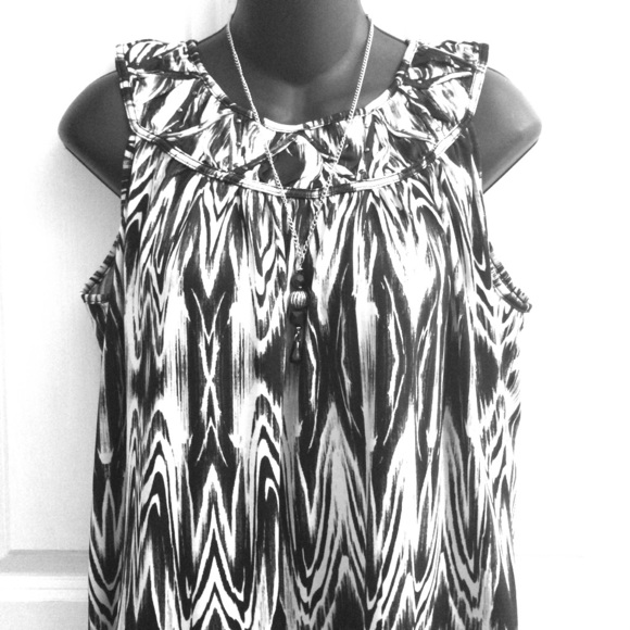 SoldGorgeous Body Flattering Dress - Picture 2 of 4